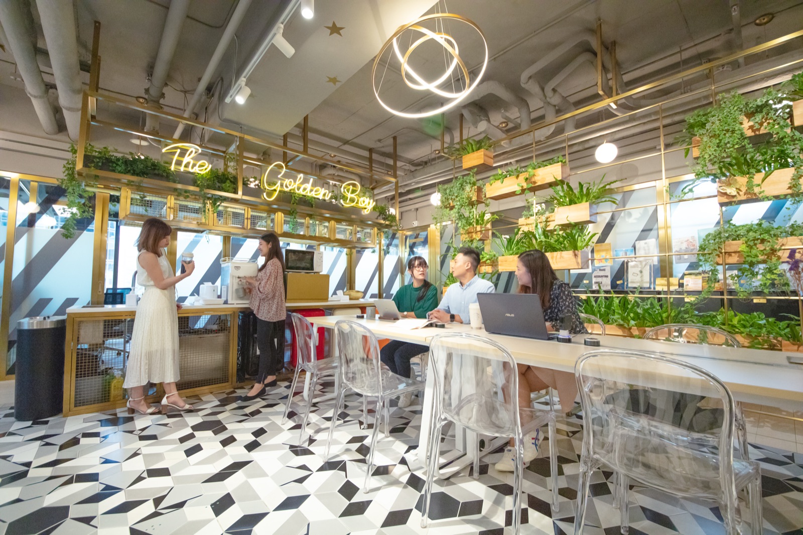 The Golden Boy 休息區、霓虹燈牌與植物牆